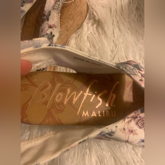 #419. Great condition! Like new!Women’s size 7 wedges heels!Beautiful design - Picture 4 of 6